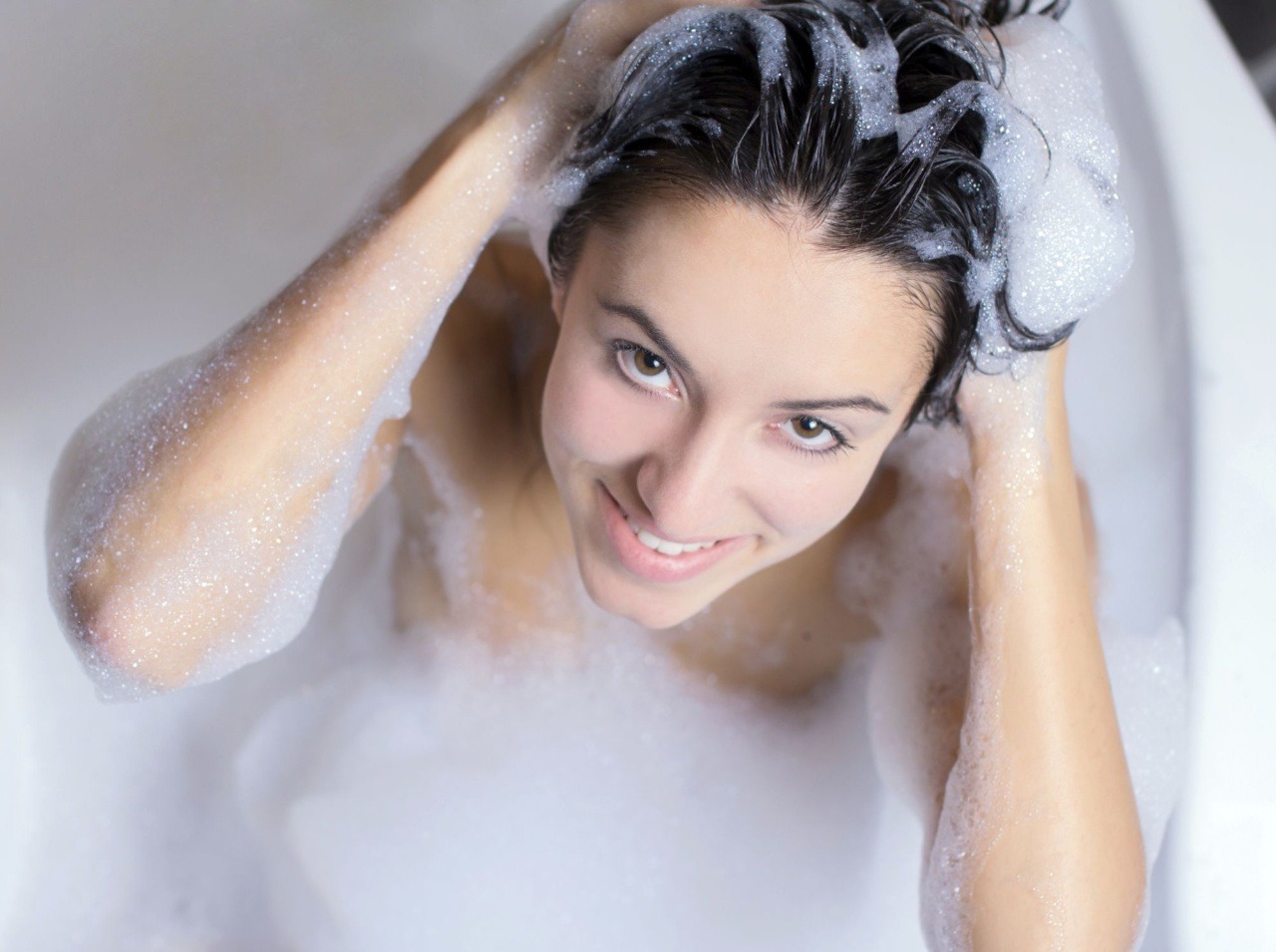 Časté umývanie vlasom neškodí, pozor však na výber šampónu.