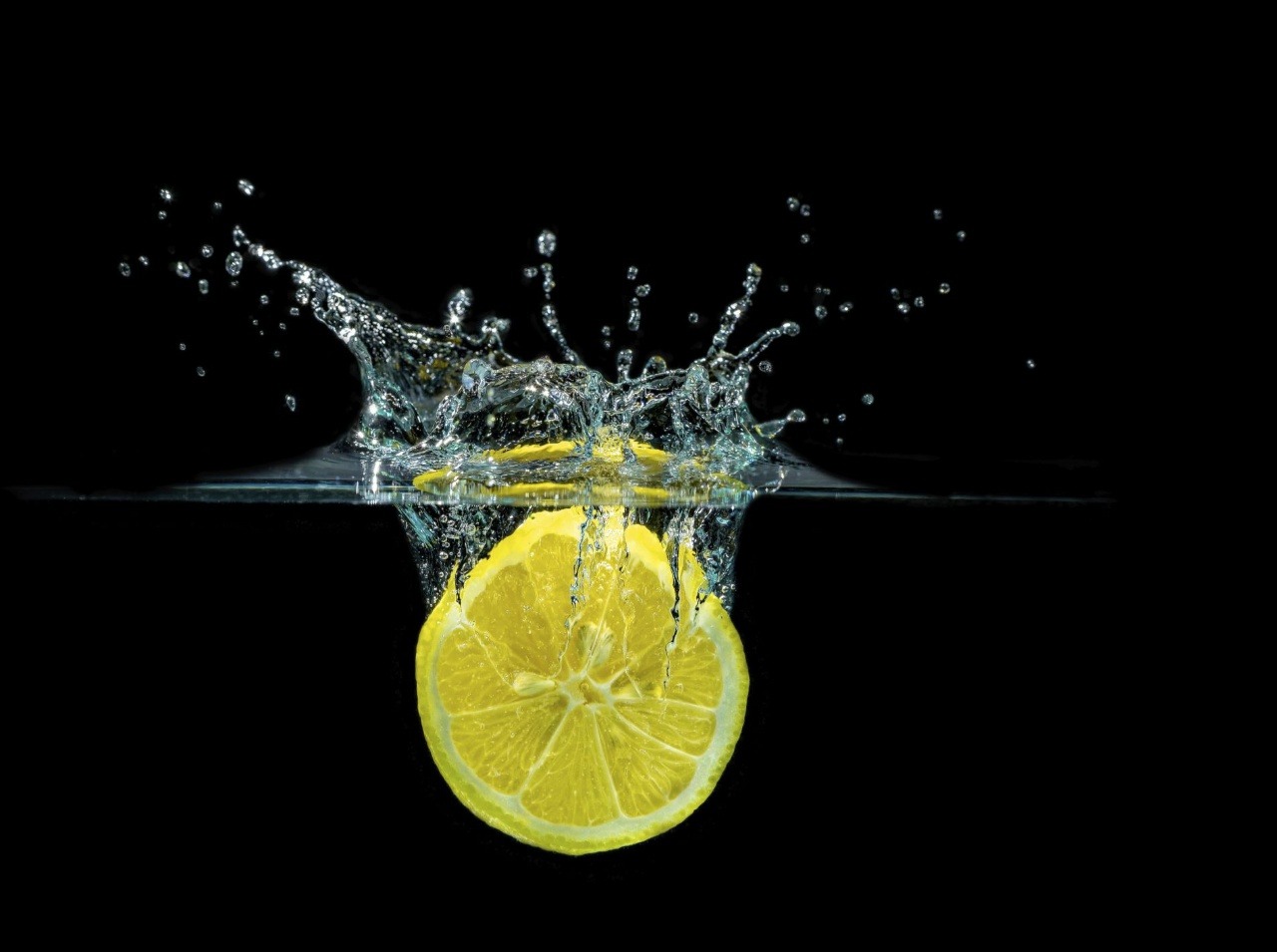 Voda s citrónom má blahodarné účinky na ľudský organizmus. 