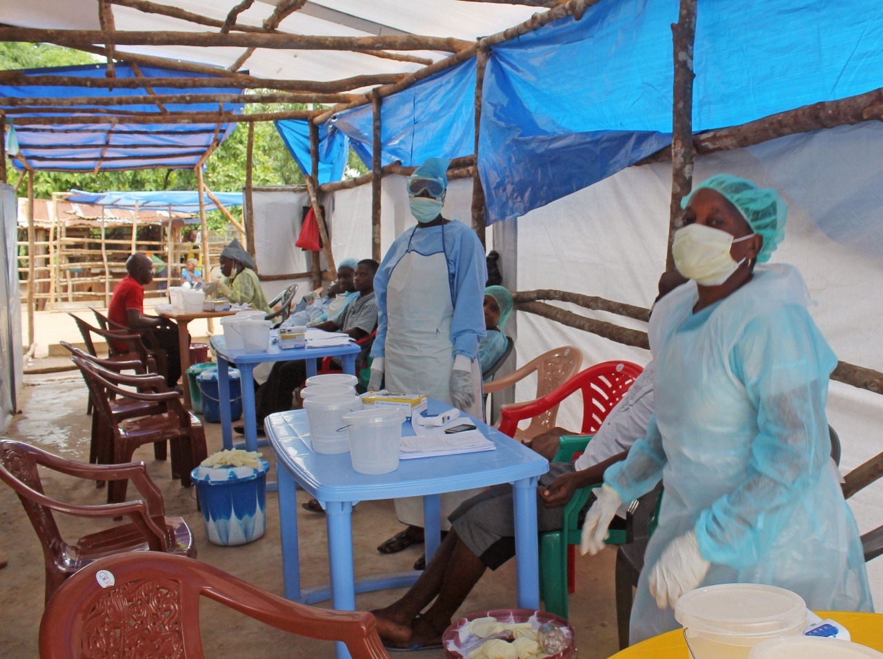 Zdravotní pracovníci musia mať na sebe špeciálne obleky pri vyšetrovaní pacientov, ktorí môžu mať ebolu.