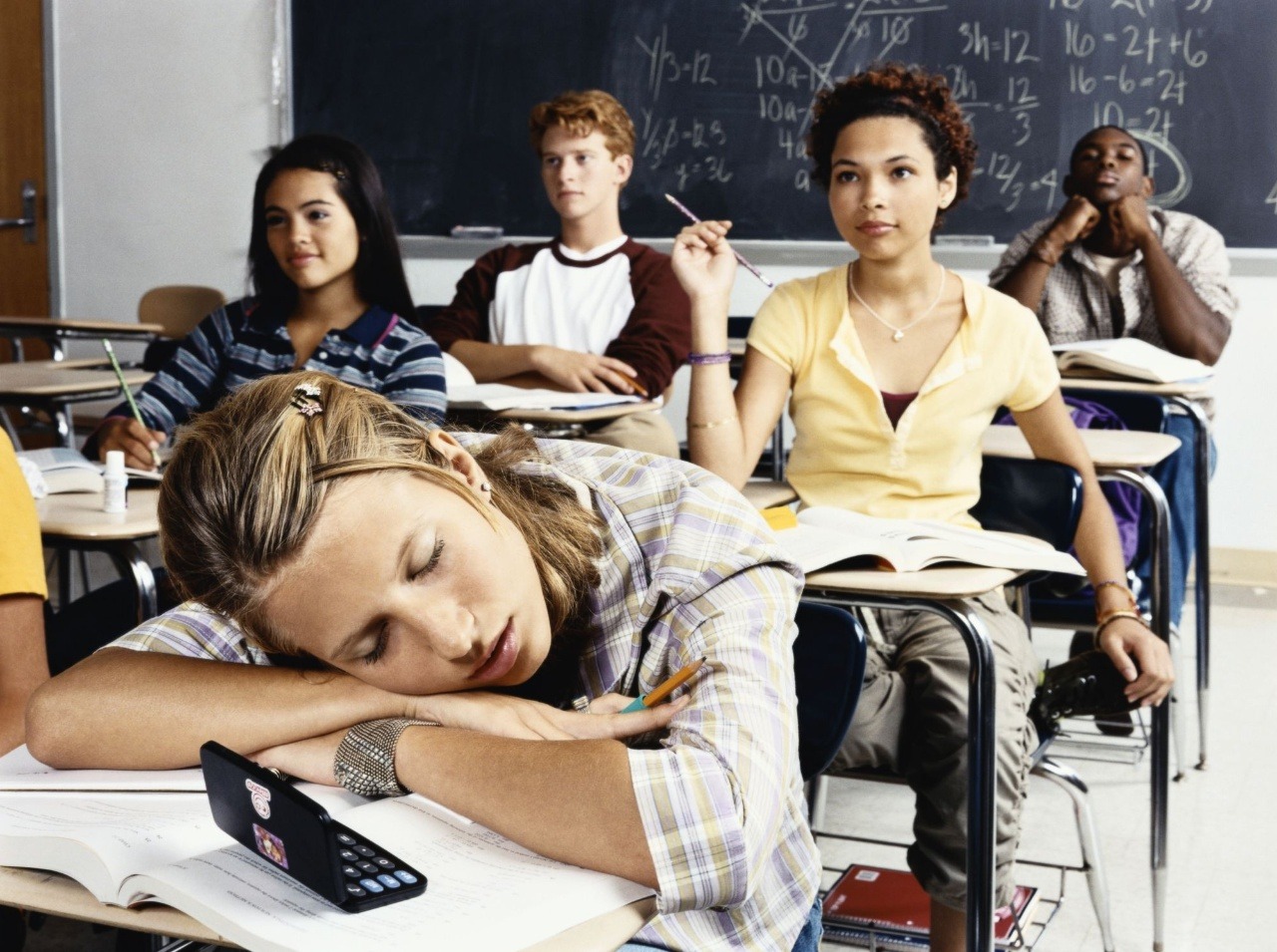 Študenti sú kvôli skorému štartu vyučovania unavení a v depresii.
