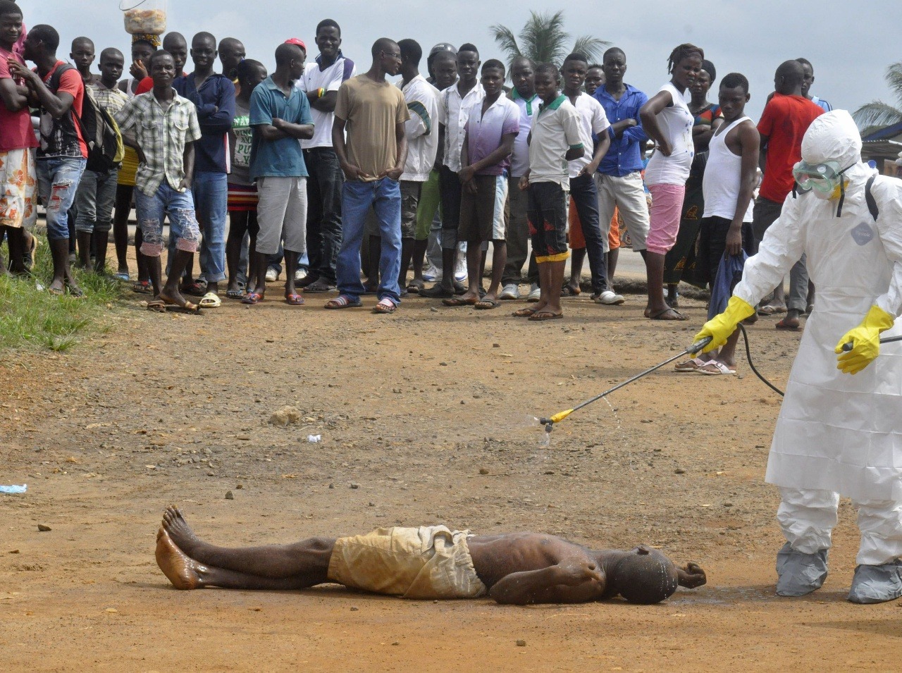 Na ebolu zomiera stále viac a viac ľudí.
