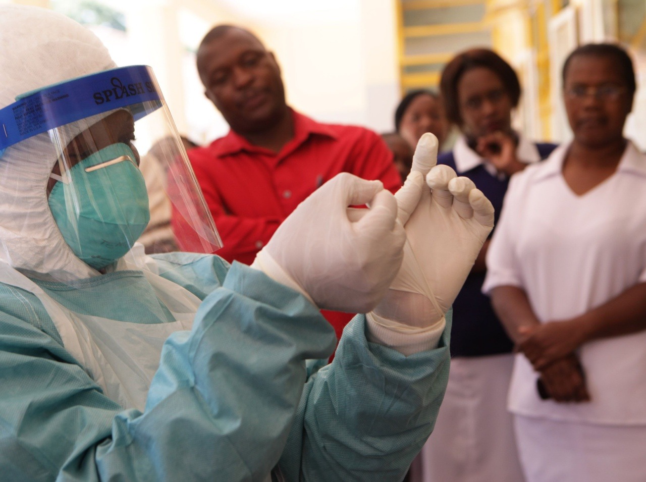 Zdravotníci sa snažia zachraňovať životy, no ebola je silnejšia.