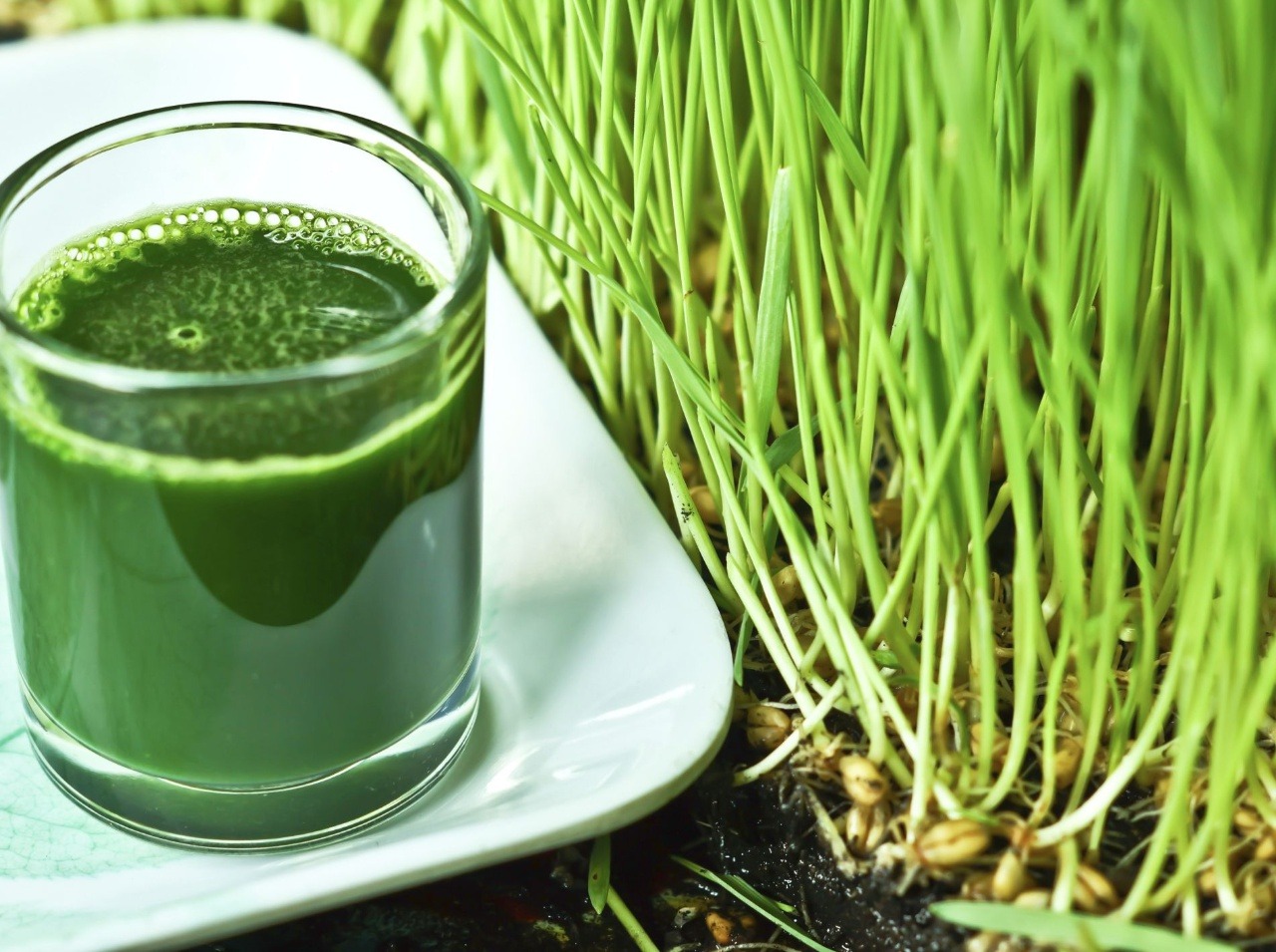 Aj keď zelený nápoj nevyzerá na prvý pohľad chutne, je plný výživných látok!