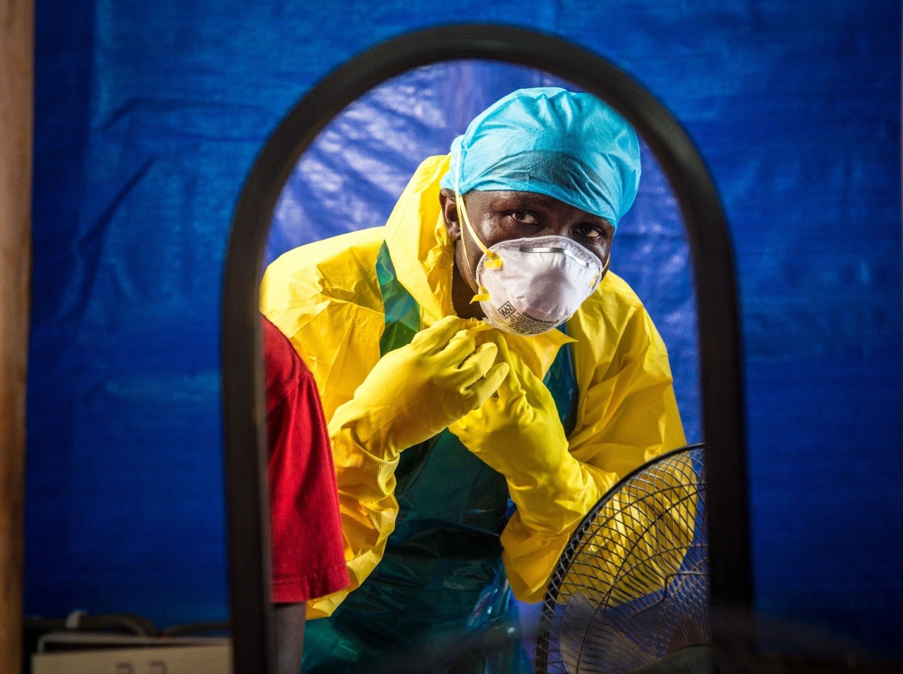 Ebola sa prenáša priamym kontaktom so živými a mŕtvymi nakazenými ľuďmi, preto by zdravotníci mali mať na sebe ochranné obleky. 