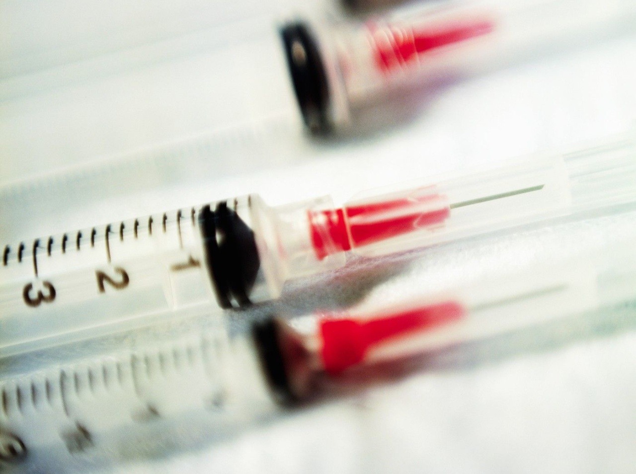 Úrad na kontrolu liečiv schválil testovanie vakcíny proti ebole.