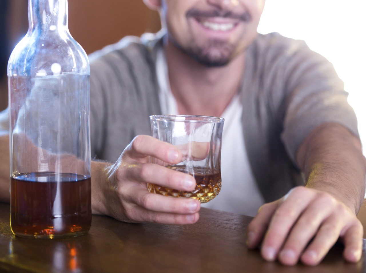 Nová liečba v závislostí na alkohole. Prví pacienti ju už vyskúšali.