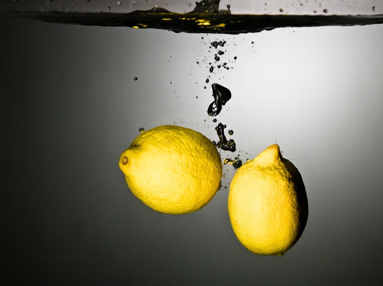 Spravte si citrónovú vodu z citrónov, ktoré sú zdravé a čerstvé.