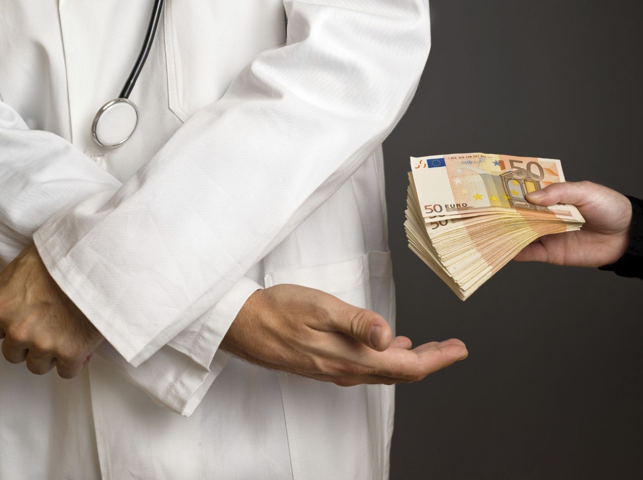 Lekári si často pýtajú od pacientov finančnú hotovosť za poskytnutie kvalitných služieb.