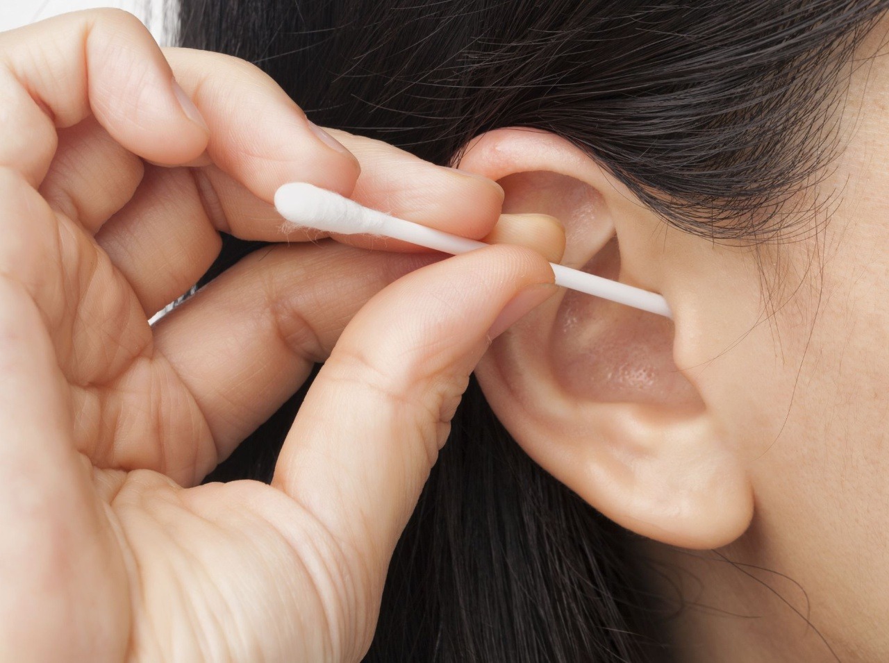 Nečistite si uši vatovou tyčinkou, inak si môžete spôsobiť zdravotné problémy!