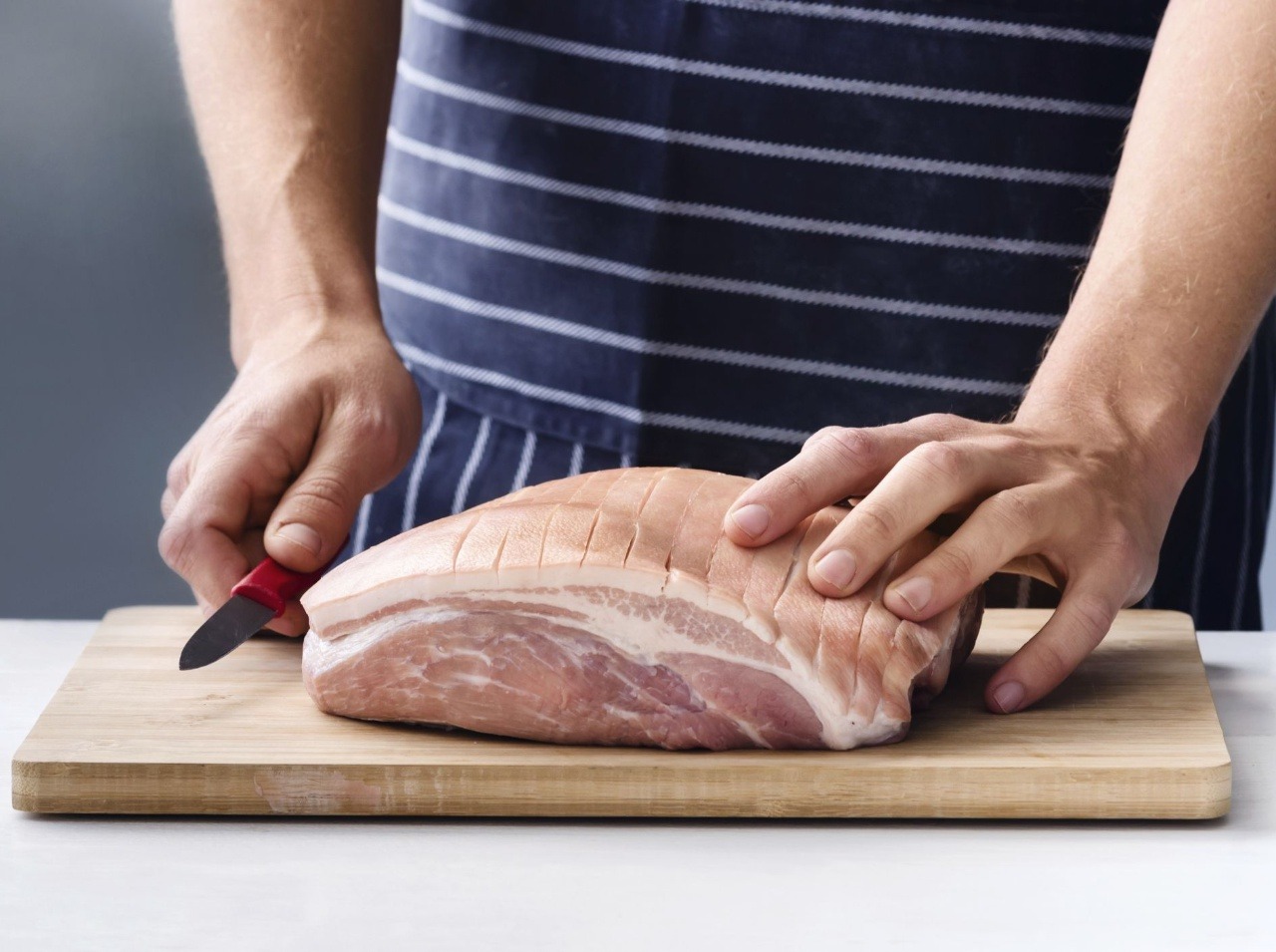 Dosku a nôž, ktorým ste krájali surové mäso, nikdy nepoužite na iné suroviny!