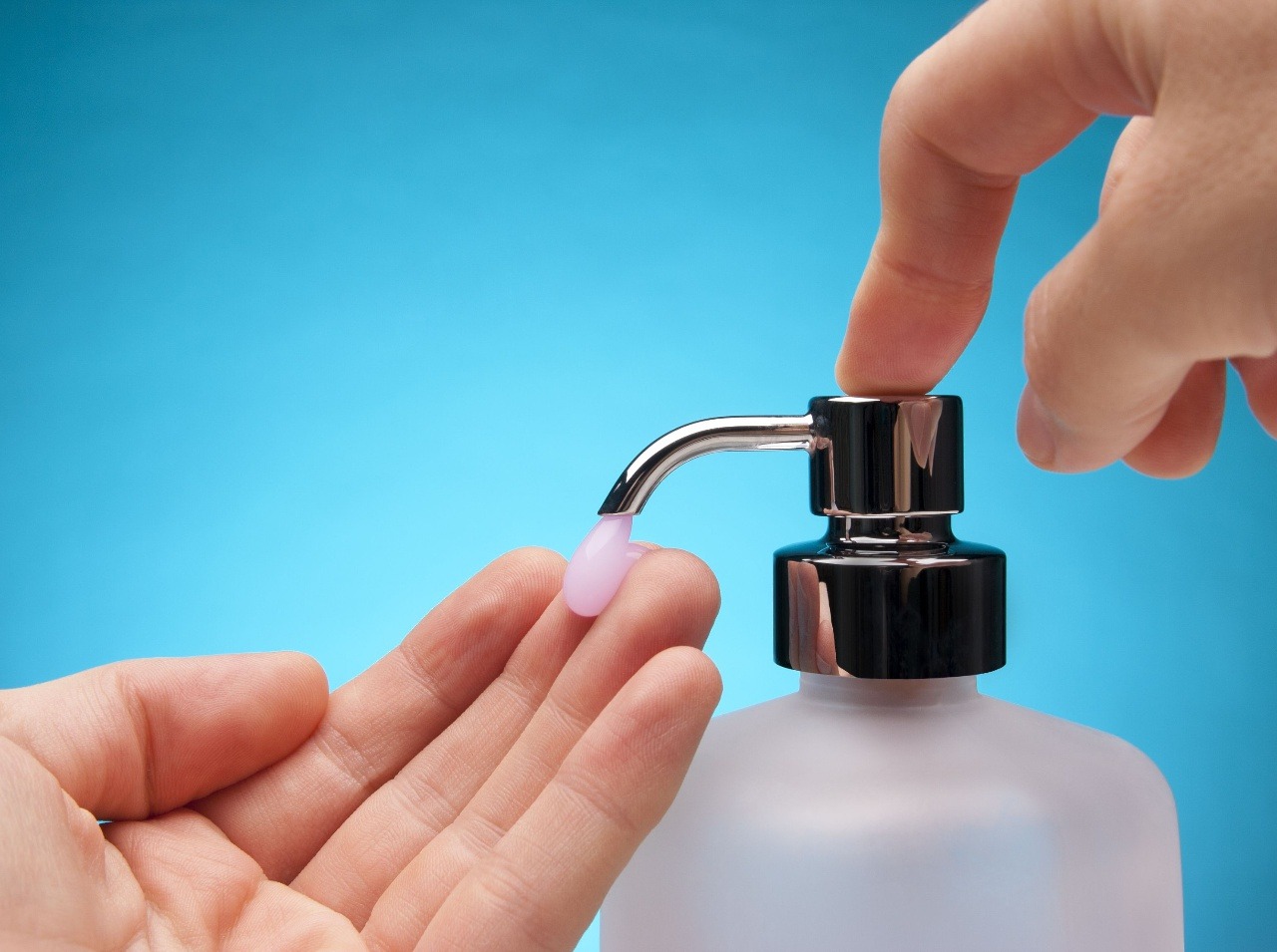 Umývajte si dôkladne ruky, tak sa zbavíte baktérií.