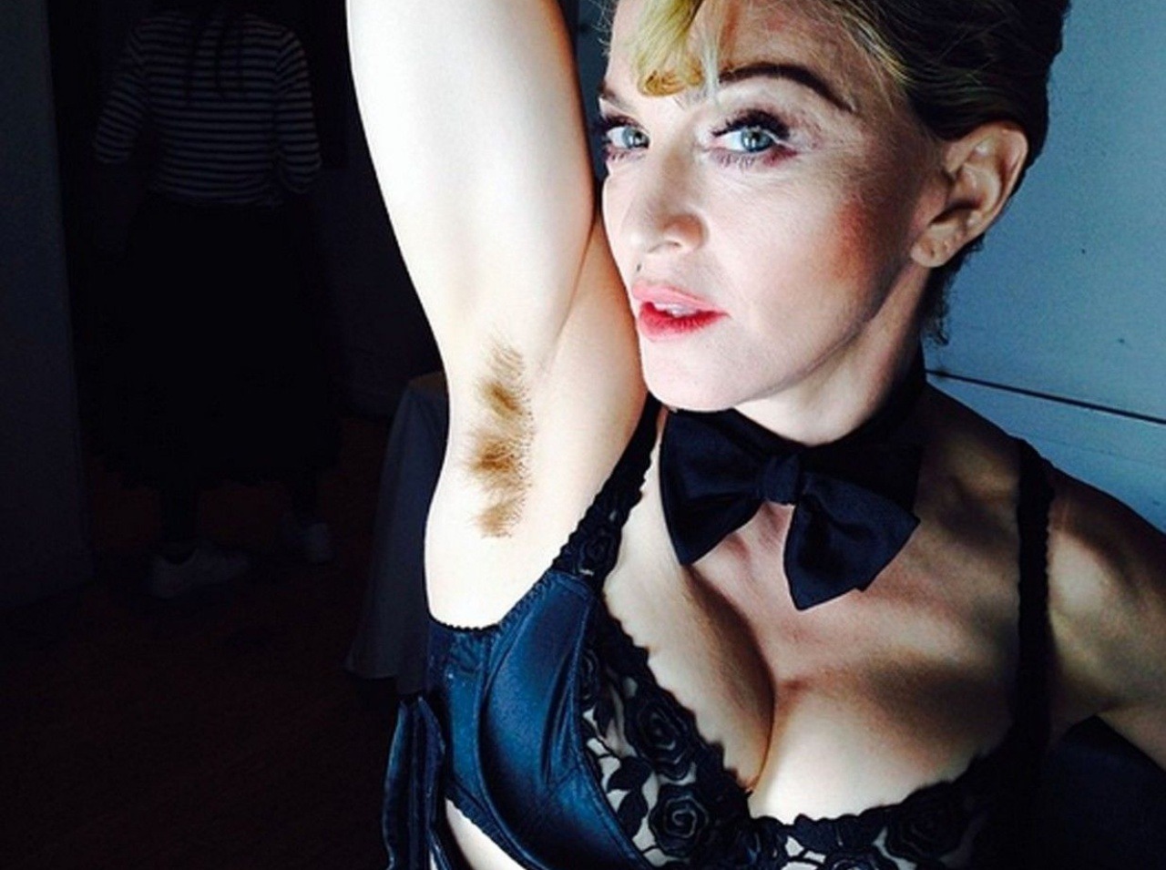 Madonna porušila konvencie a ukázala svoje neoholené podpazušie. 