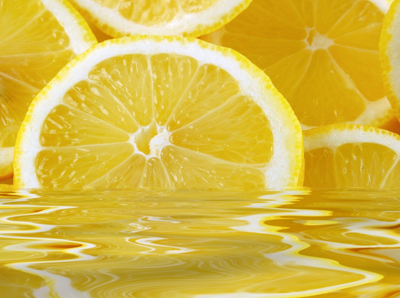 Pozor na množstvo skonzumovanej vody s citrónom, inak si môžete zničiť zuby. 