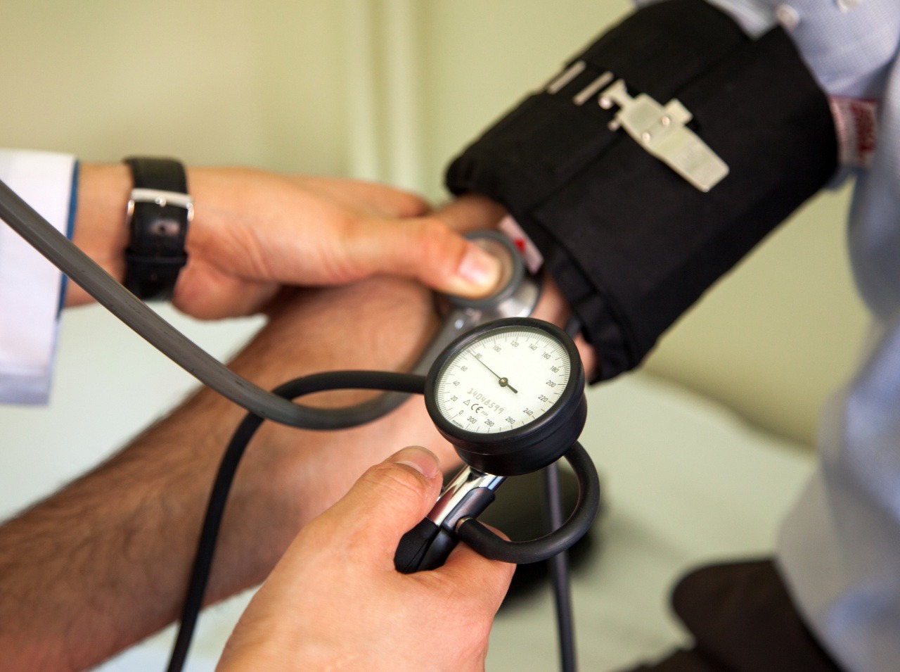 Kontrolujte si krvný tlak, aby ste predišli zdravotným problémom. 