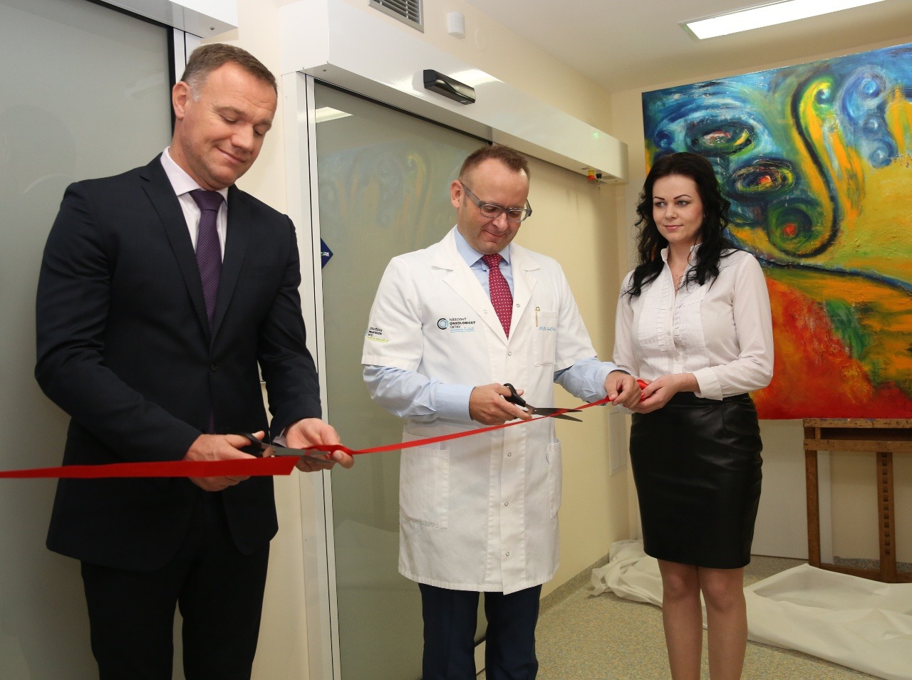Novú transplatačnú jednotku otvorili symbolickým prestrihnutím pásky riaditeľ Národného onkologického ústavu a minister zdravotníctva. 
