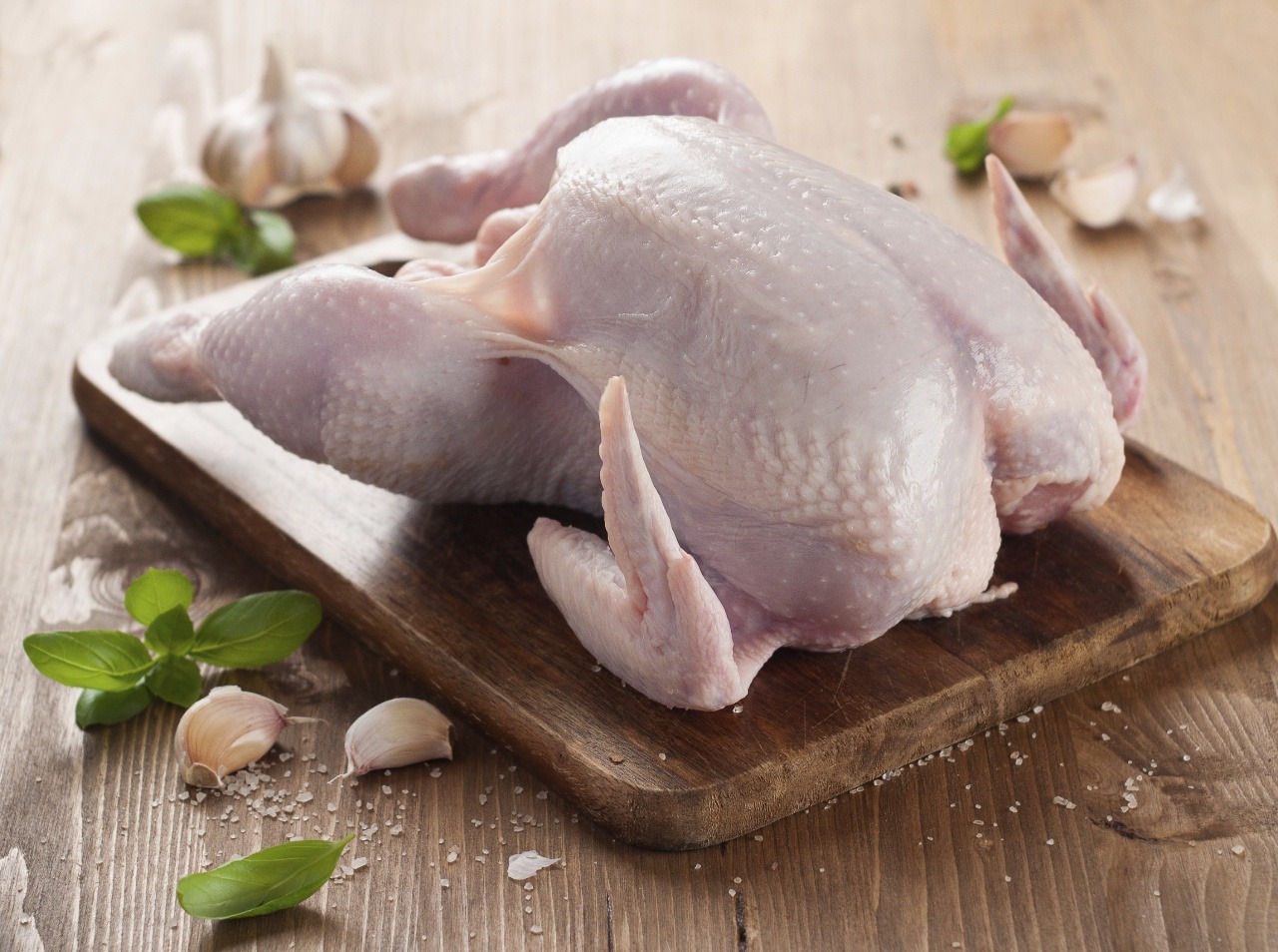 Neumývajte kura pre jeho tepelno úpravou, inak hrozí kontaminácia nebezpečnou baktériou!