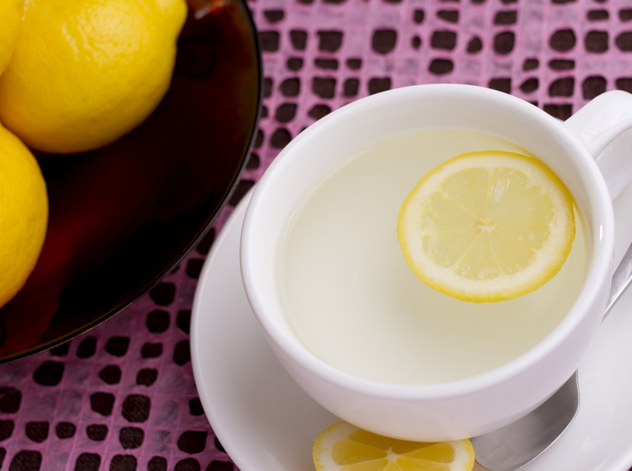 Voda s citrónom má množstvo zdravotných účinkov!