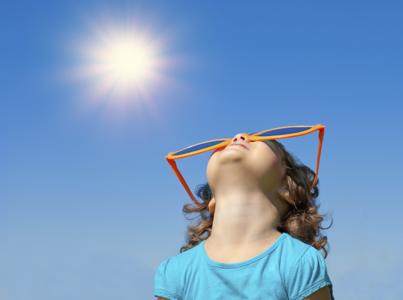 Deti by sa nemali príliš dlho zdriavať na priamom slnku.