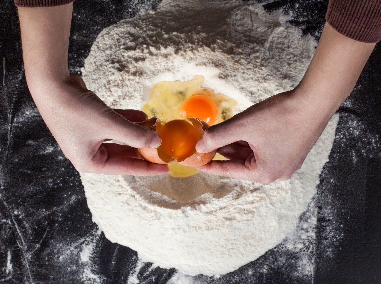 Používanie surových vajec si recepty vyžadujú, pre nás sú však potenciálnym nebezpečenstvom. 