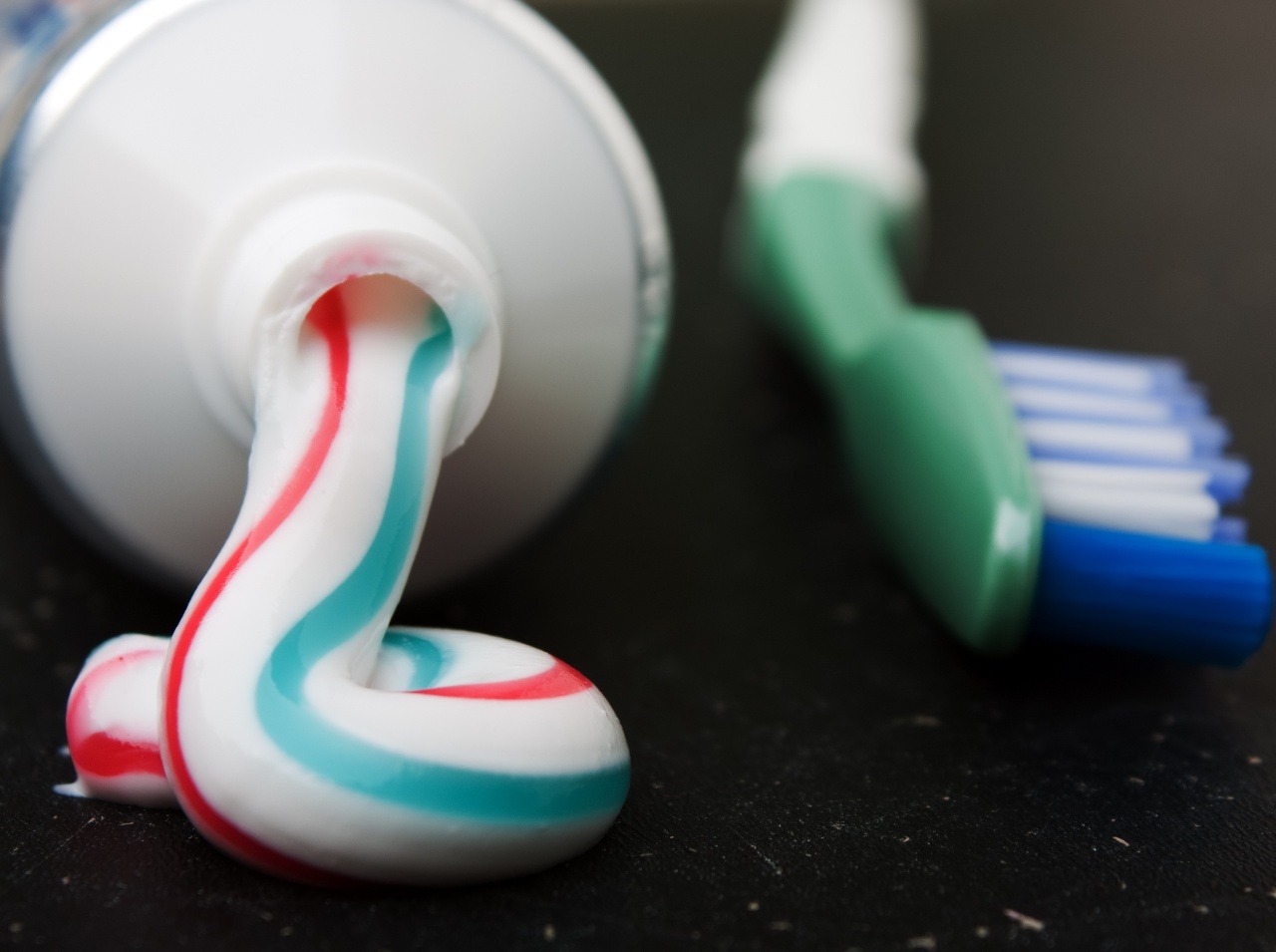 Zubné pasty môžete s pokojným svedomím používať naďalej, nie sú zdraviu škodlivíé.