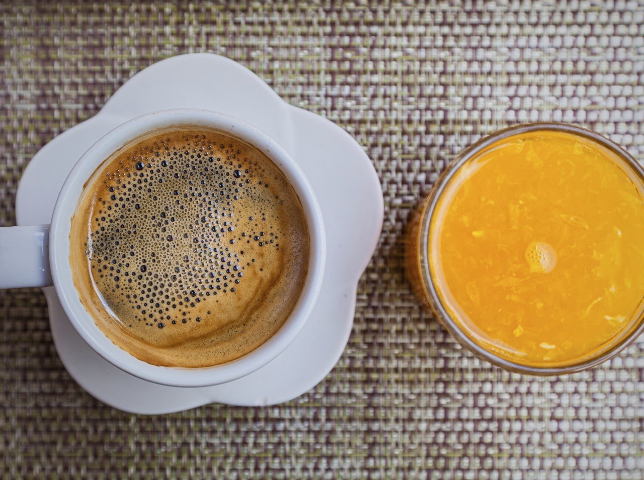 Pomarančový džús vás viac nakopne ako káva.