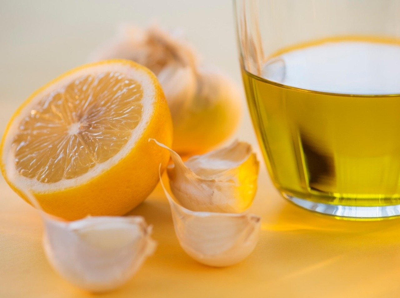 Nápoj z cesnaku a citrónu sa prečistí a zbaví škodlivých látok. 