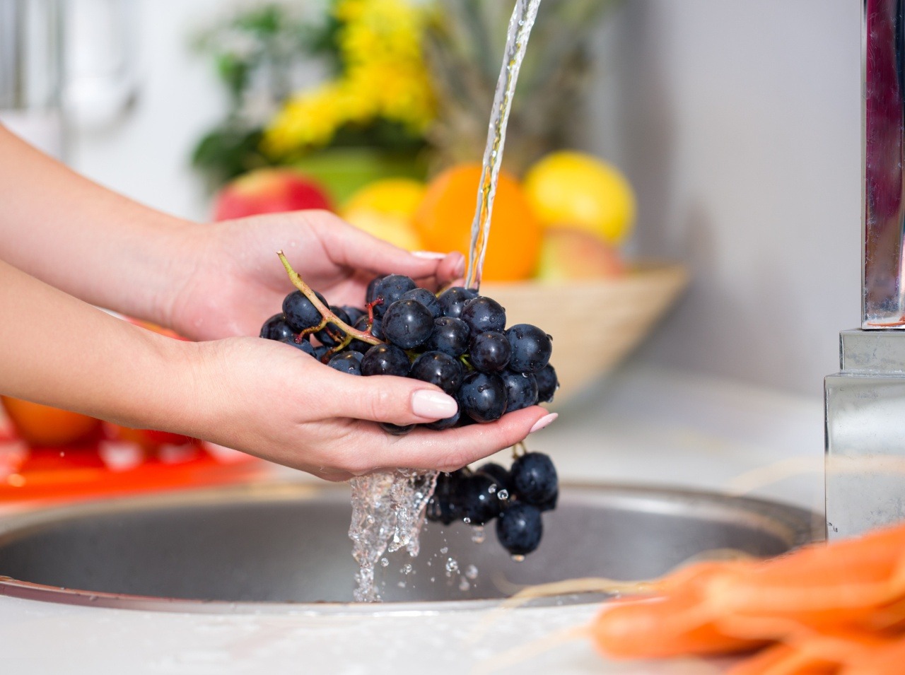 Dbajte na dôkladné umytie ovocia, tak sa zbavíte škodlivých baktérií.
