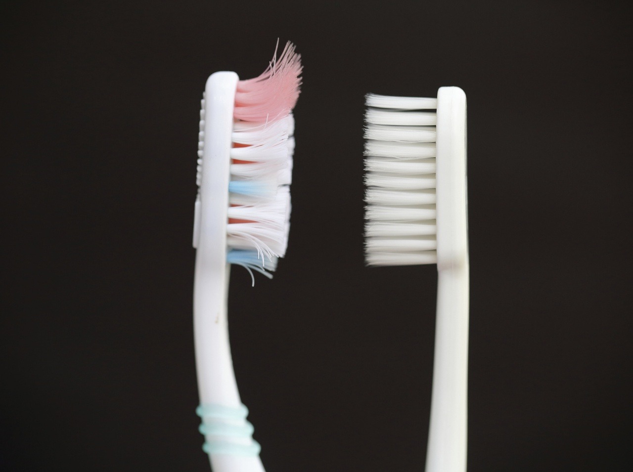 Zubnú kefku treba pravidelne vymieňať za novú, usádzajú sa na nej baktérie. 