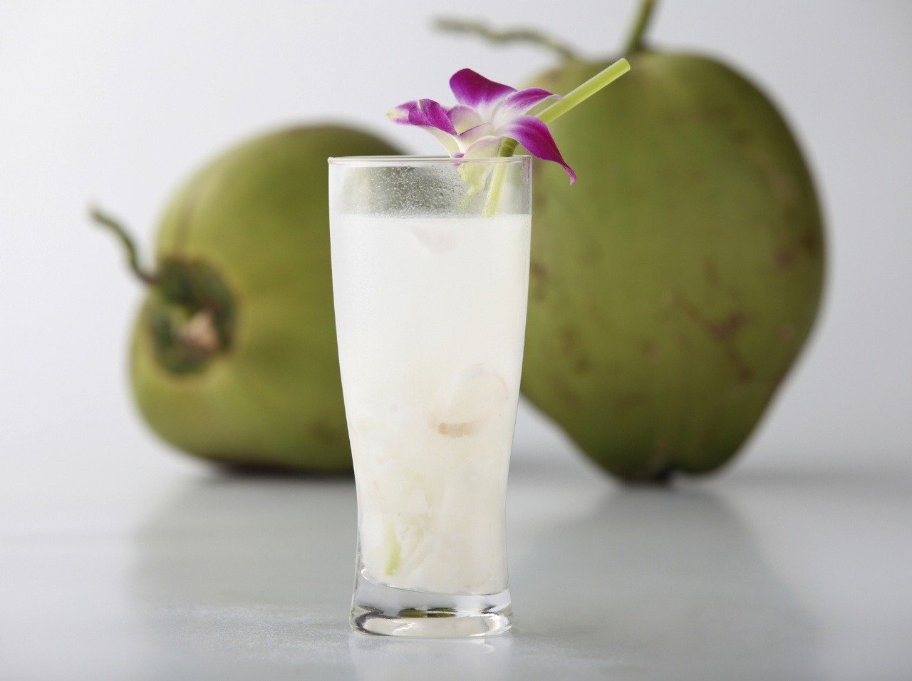 Kokosová voda môže byť ideálnym pomocníkom pri naštartovaní dňa. Pozor nato, koľko jej vypijete. 