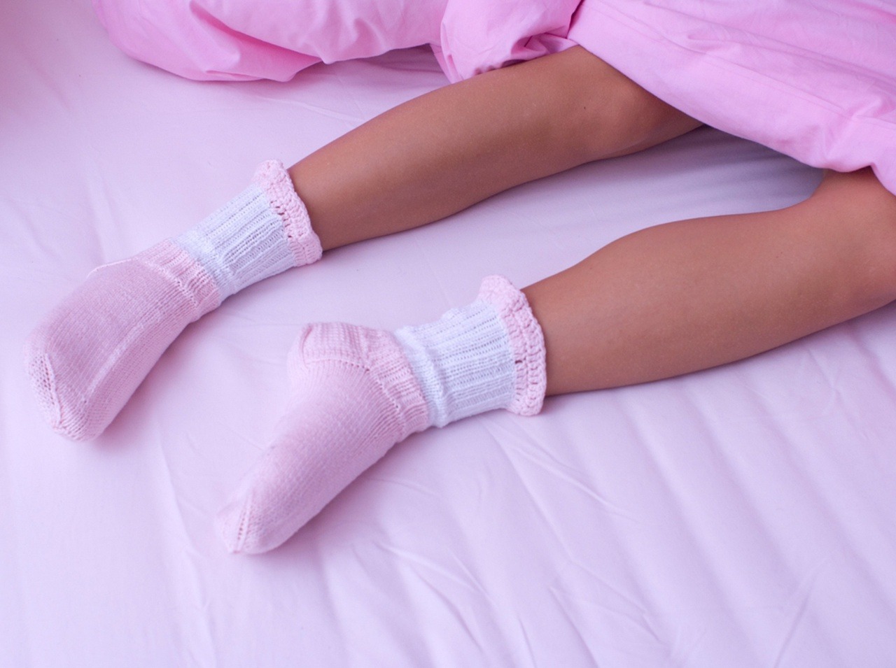 Posilnenie imunity nutne nemusí znamenať len veľa vitamínov. Vyskúšajte na noc mokré ponožky. 