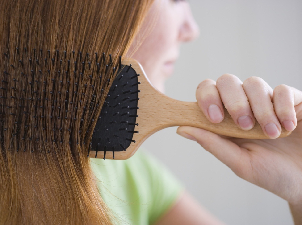Vlasy si češeme niekoľkokrát denne. Čistíte si ale svoj hrebeň či kefu? 