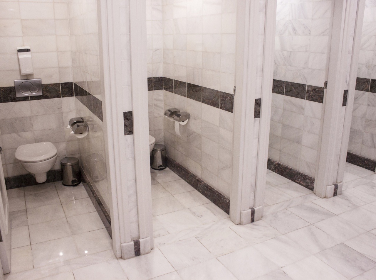 Strach z verejných záchodov má nejeden z nás, papierové chrániče sú iba o pohodlí. 