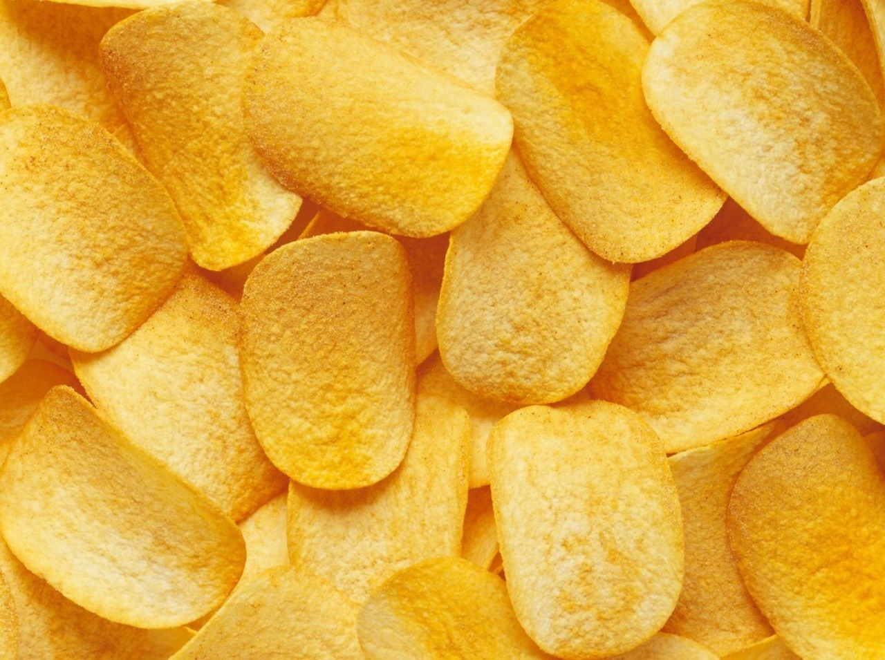 Pozor na nadmernú konzumáciu zemiakových lupienkov, obsahujú veľa tuku a kalórií. 