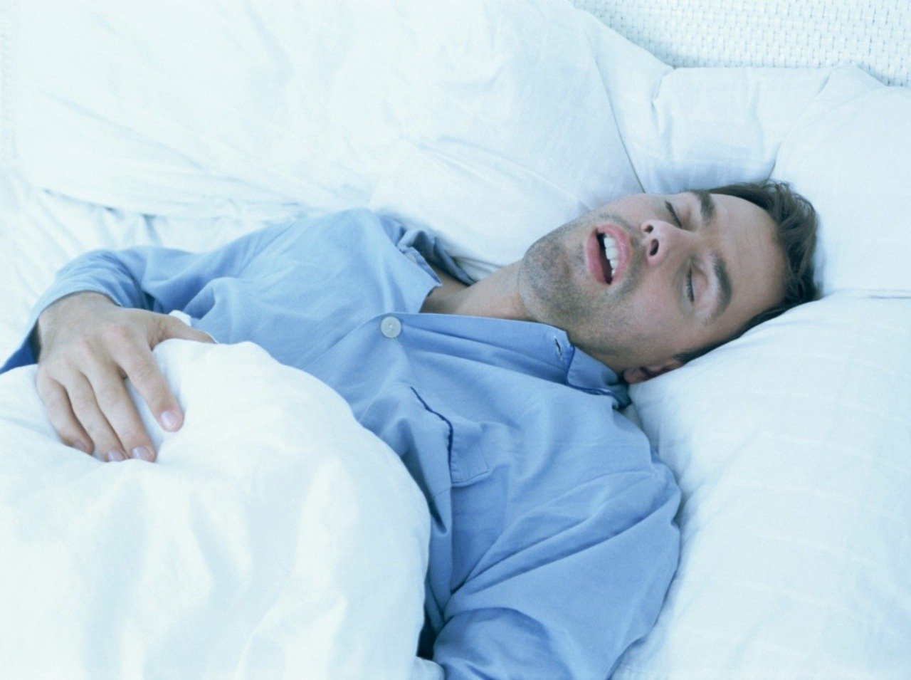 Spánok s otvorenými ústami ohrozuje zdravie vášho chrupu.