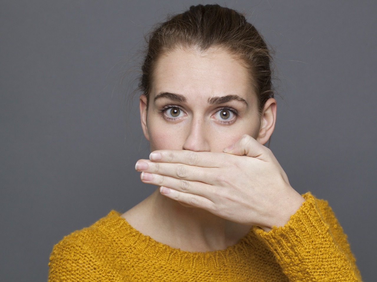 Zápach z úst môže mať niekoľko príčin. Jeho neliečenie však spôsobuje aj spoločenské bariéry. 