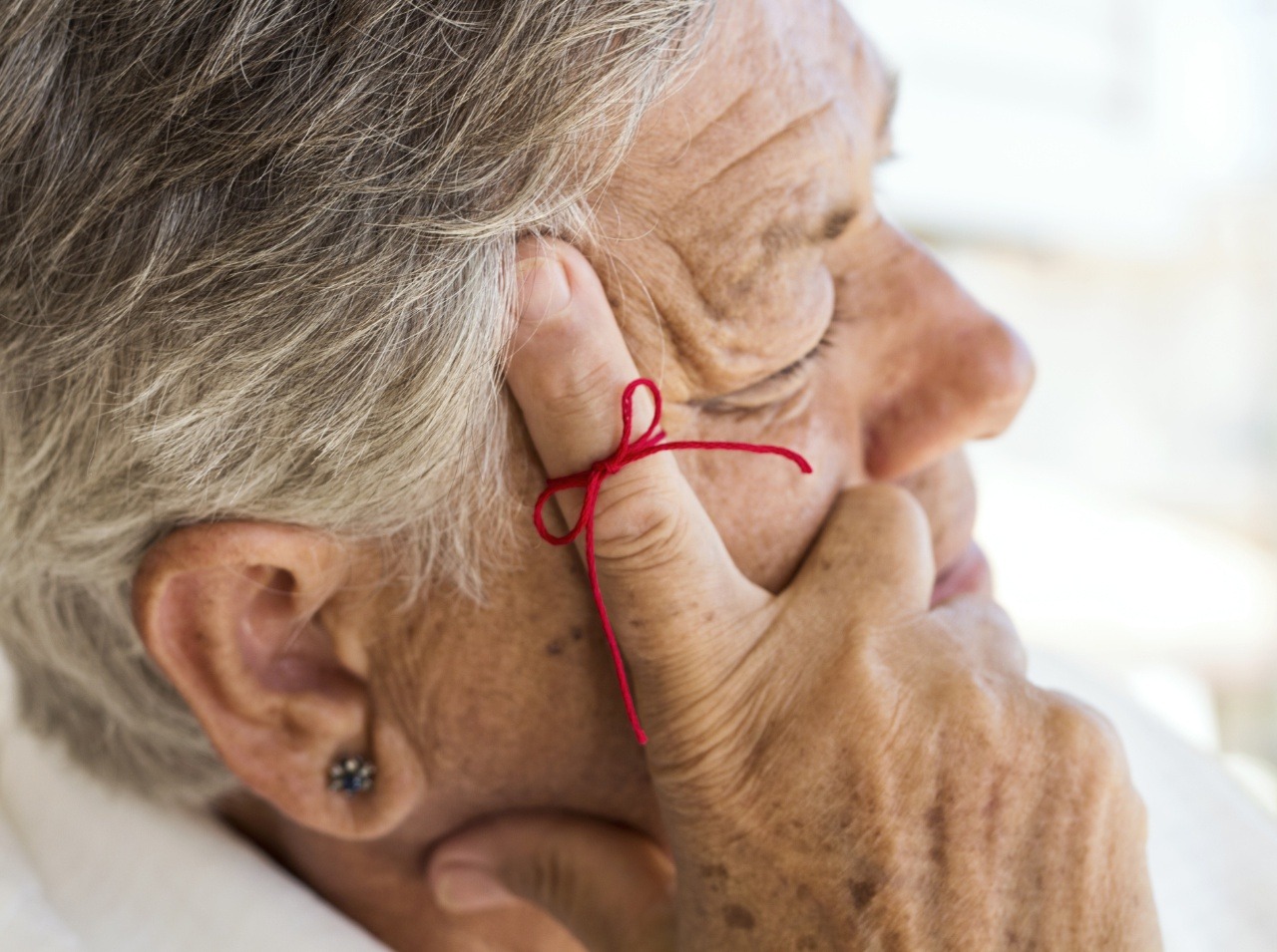 Alzheimerova choroba si nevyberá, môže postihnúť kohokoľvek a je nenápadná. 