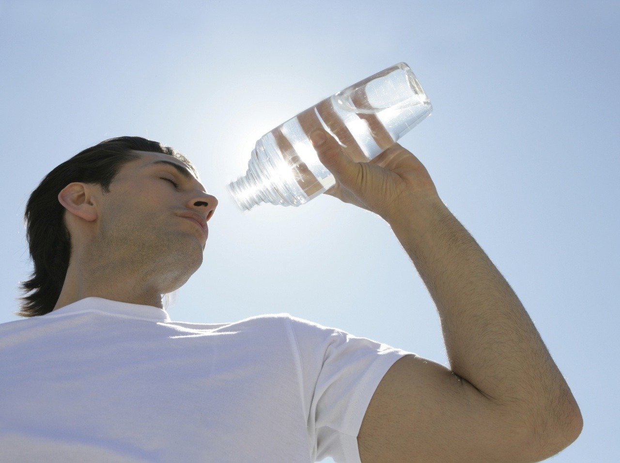 Vypiť takmer štyri litre vody denne dá zabrať. Pozrite sa, ako sa mení naše telo pri takomto pitnom režime. 