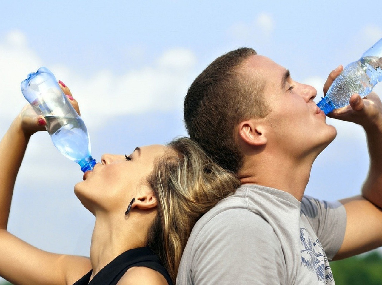 Pitie vody udržuje náš organizmus v správnej kondícii. Viete, aký je rozdiel medzi pitím studenej a teplej vody, ako na nás vplýva tvrdá či mäkká voda? 