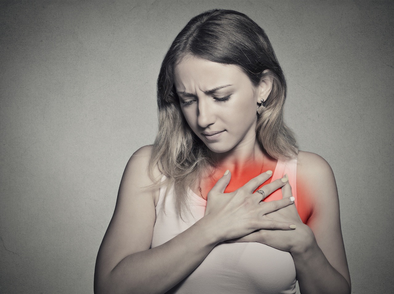 Nepodceňujte bolesti na hrudi, môžu signalizovať závažné srdcové ochorenie. 