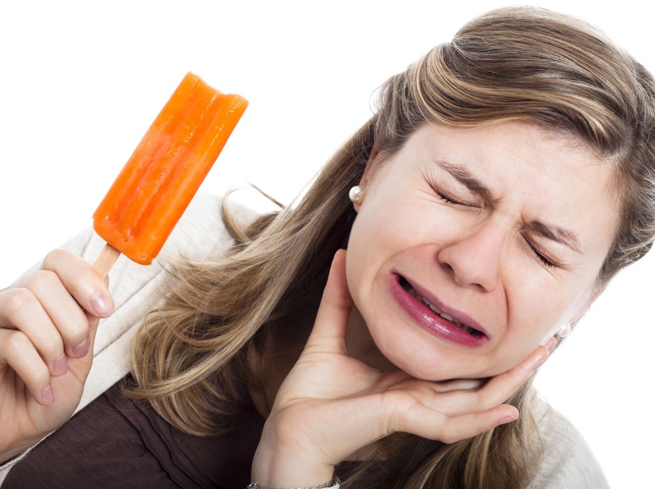 Studené nápoje alebo aj obľúbená zmrzlina spravia zubom viac škody ako osohu. 