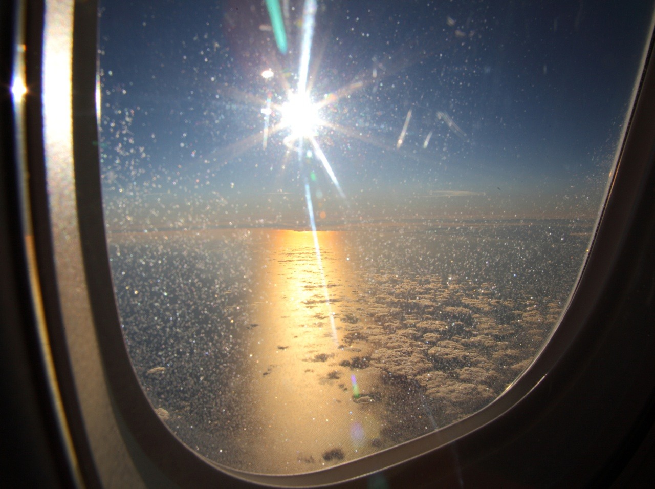 Nezabúdajte na slnečné okuliare v lietadle, aj tam je slnko škodlivé. 