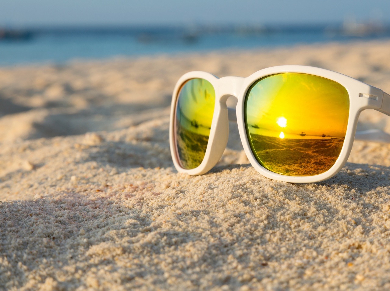 Slnečné okuliare sú povinnou výbavou plážovej tašky. 