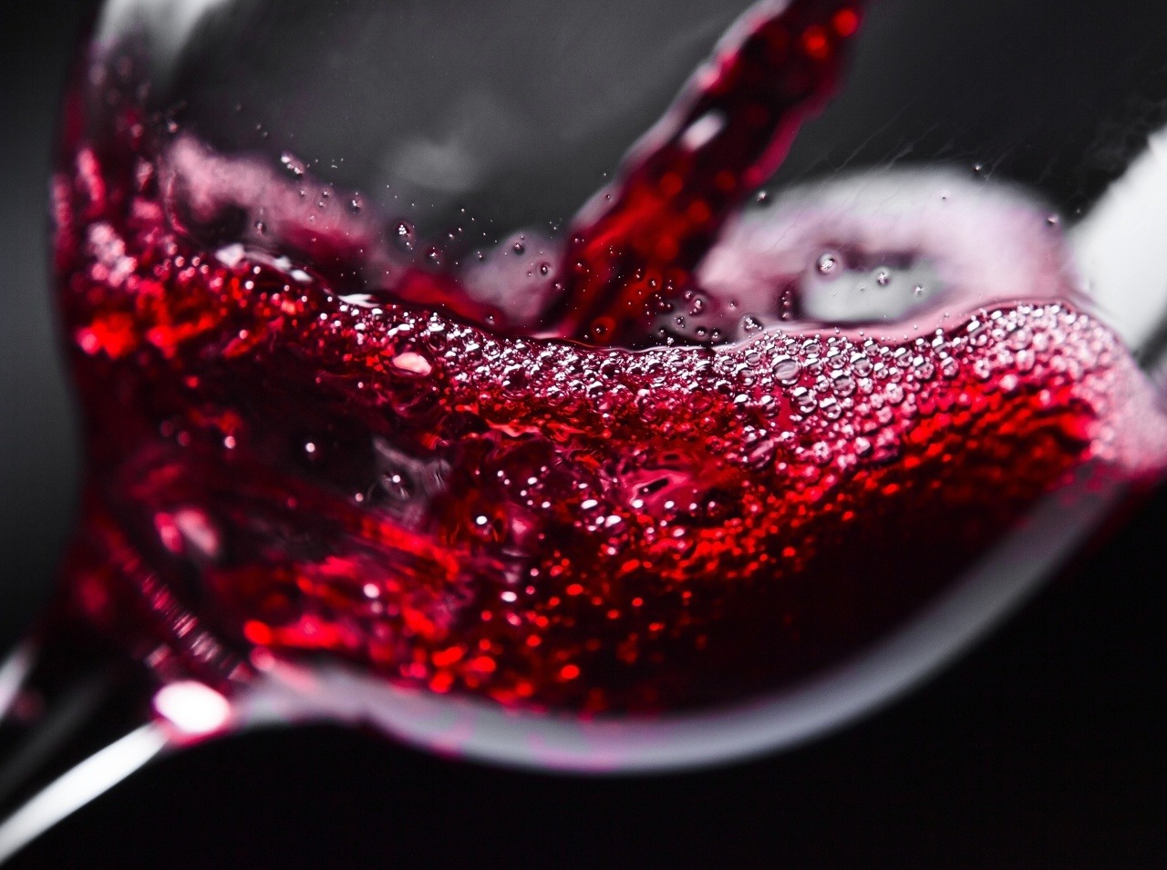 O pozitívnych účinkoch červeného vína všetci vieme. Jeho účinok na zdravie potvrdili aj slovenskí vedci. 