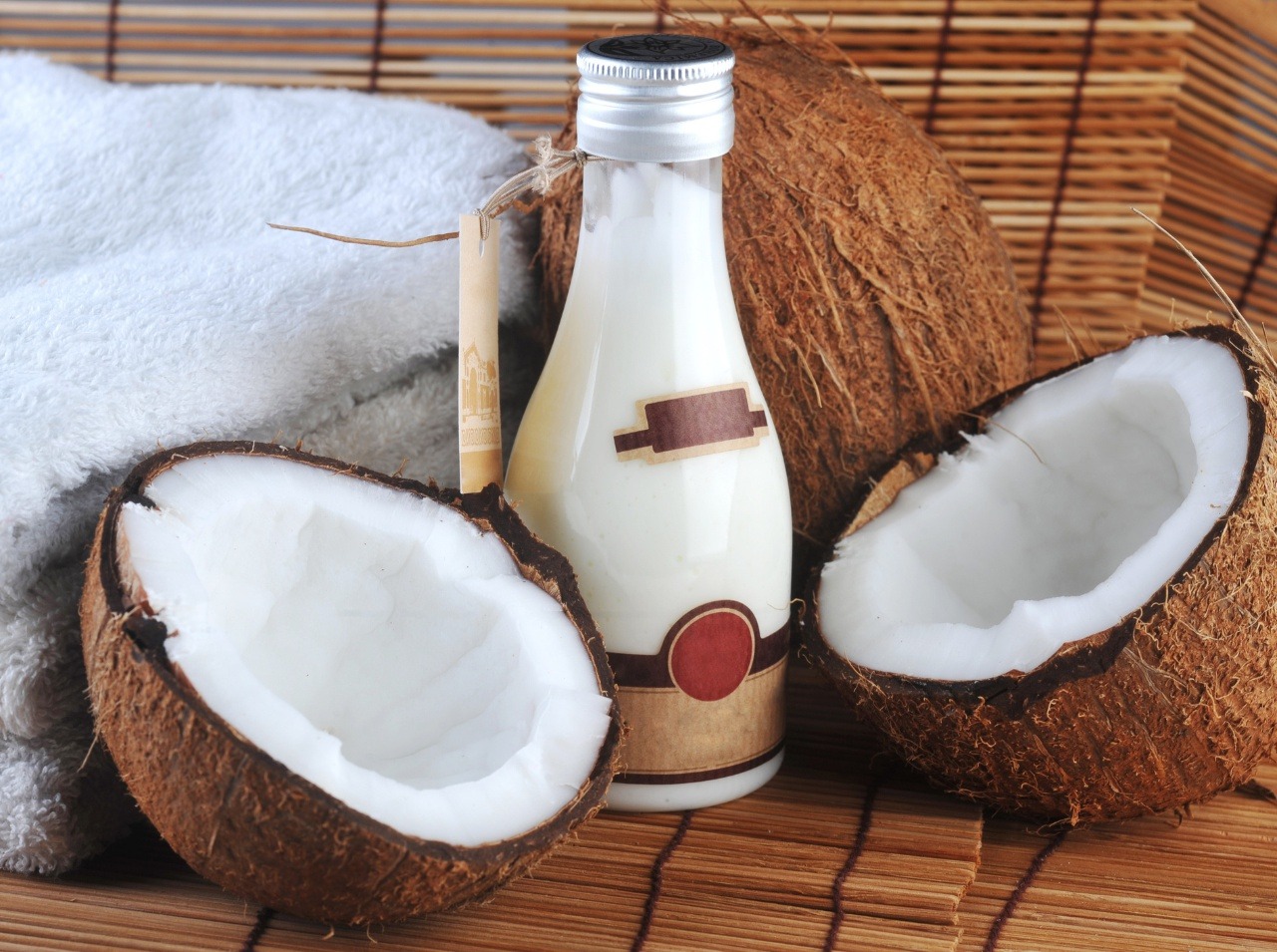 Kokosový olej je skvelý prostriedok aj na odlíčenie pleti. 