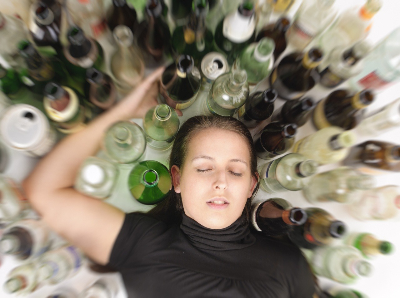Stále viac žien má problém s alkoholom. Skrývajú to, takže sa k odborníkovi dostanú až neskoro. 