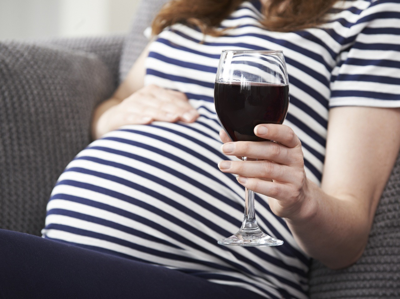 Alkohol v tehotenstve môže vo veľkom ovplyvniť dieťatko. 