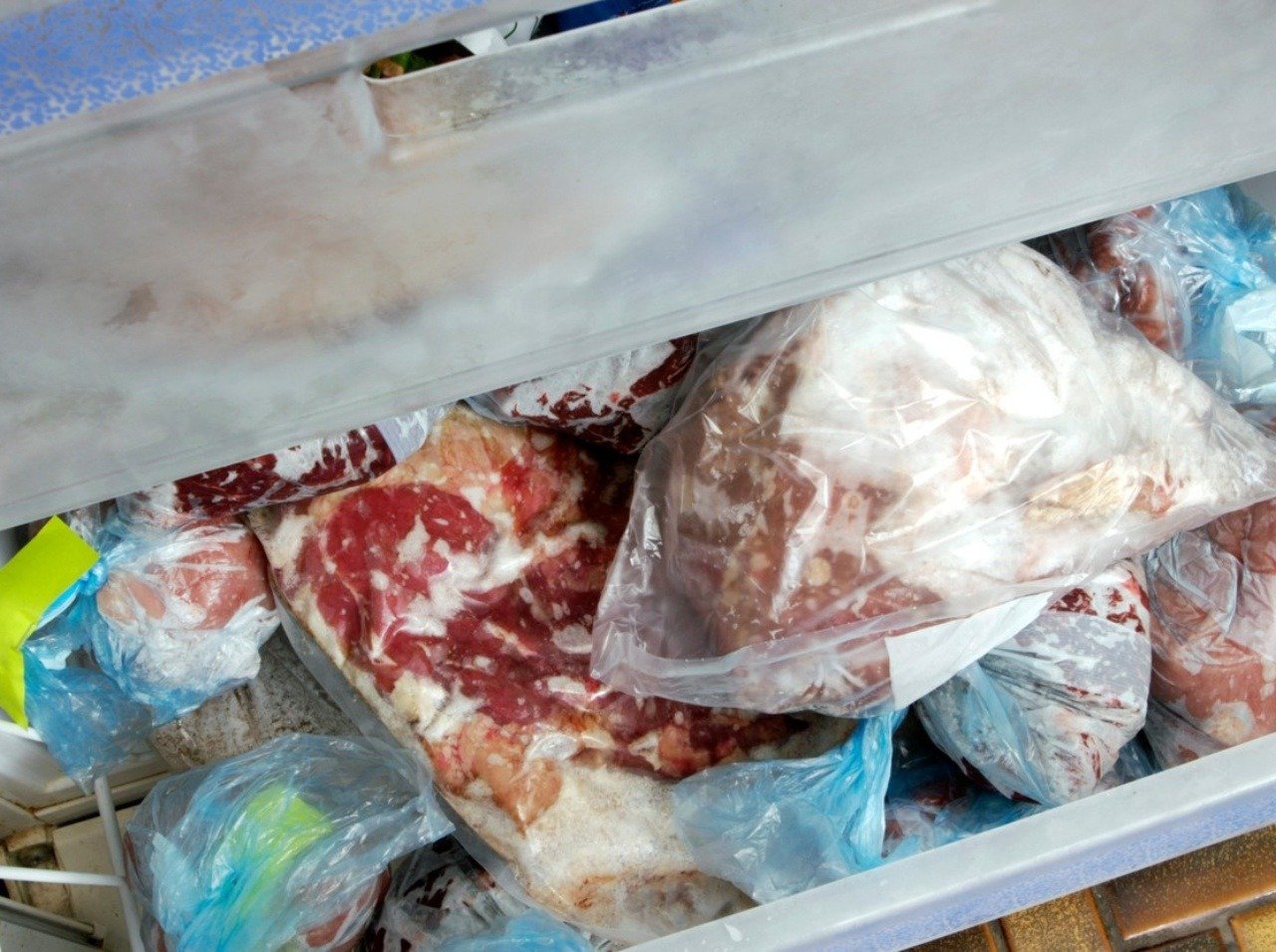 Dbajte na správny spôsob rozmrazenia mäsa, aby sa v nich nepremnožili nebezpečné baktérie!