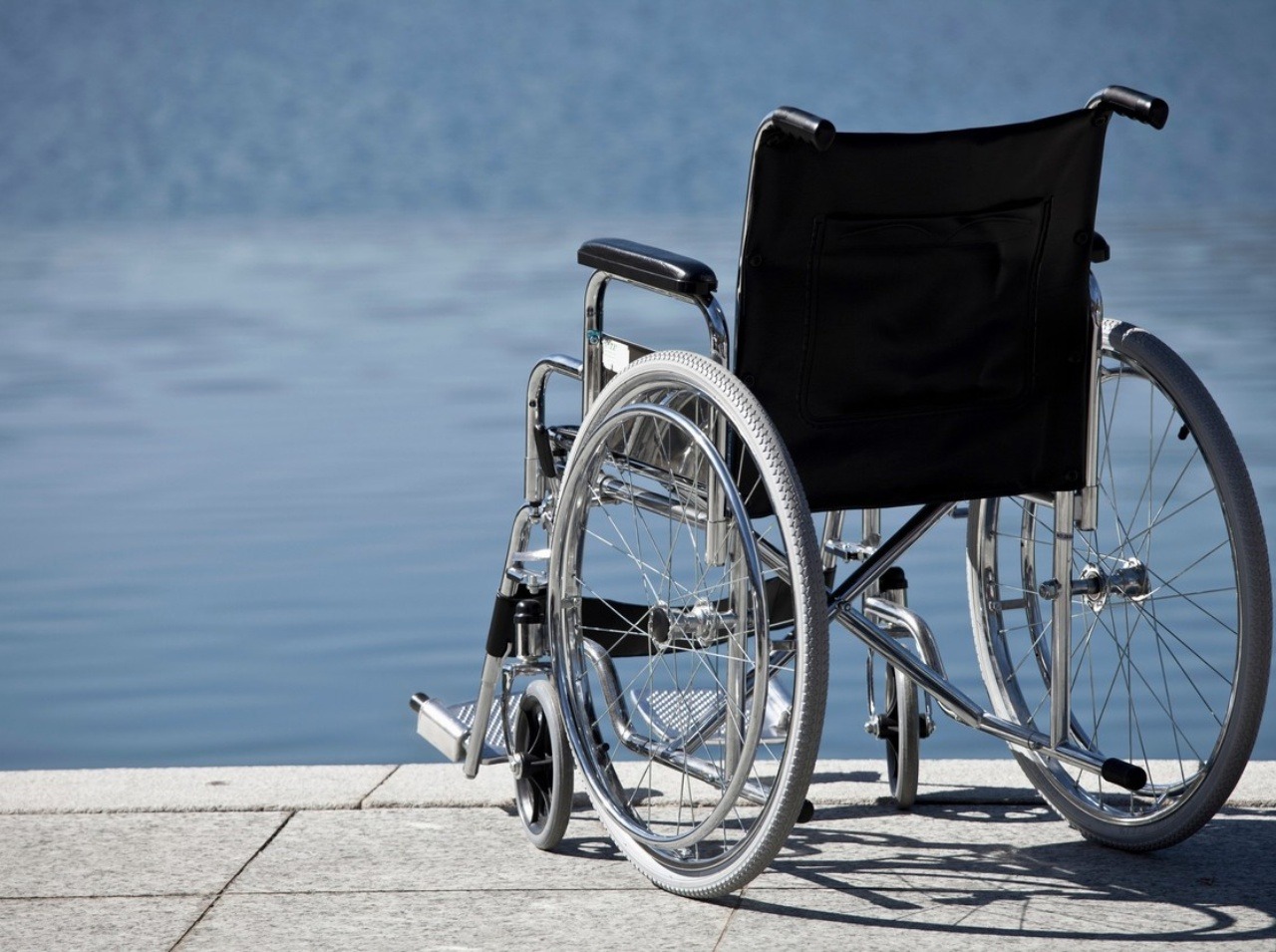Stará žena už nepotrebovala invalidný vozík kvôli skolióze, ktorou trpela. 