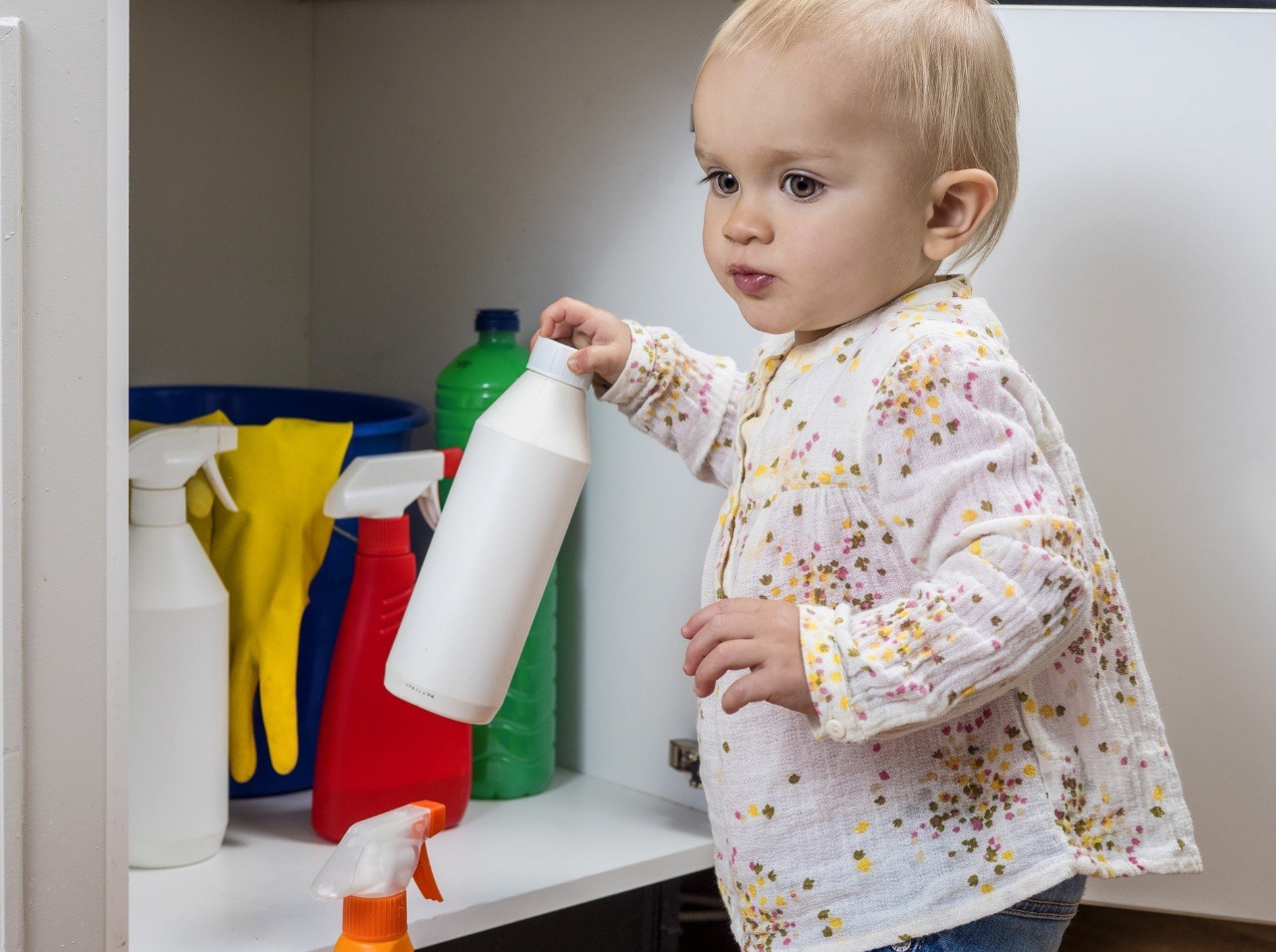 Deti často prichádzajú do kontaktu s rôznymi chemickými prostriedkami v domácnosti. 