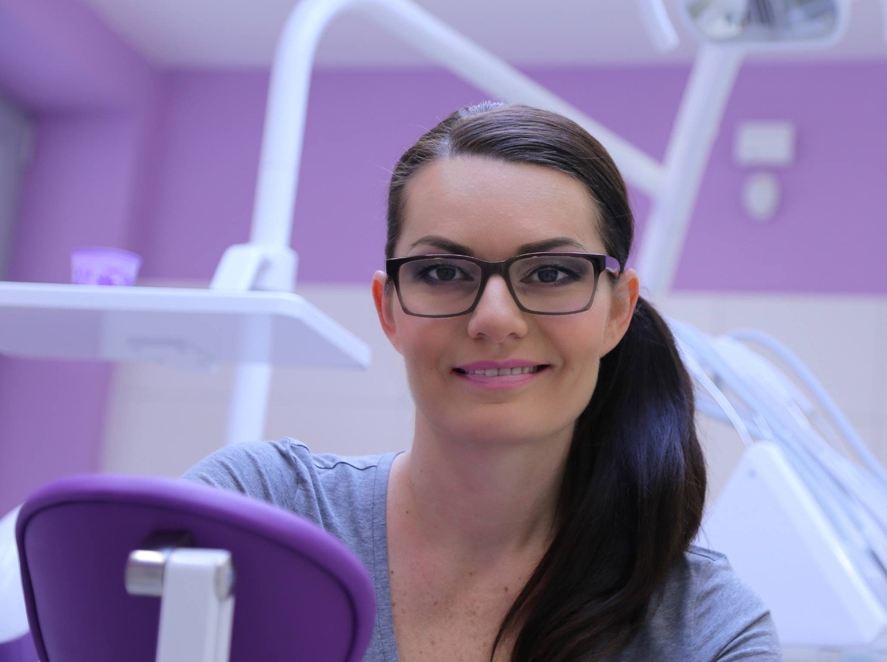 Ivona Bondorová má 20-ročnú prax v stomatologickej ambulancii v asistencii stomatológa. 